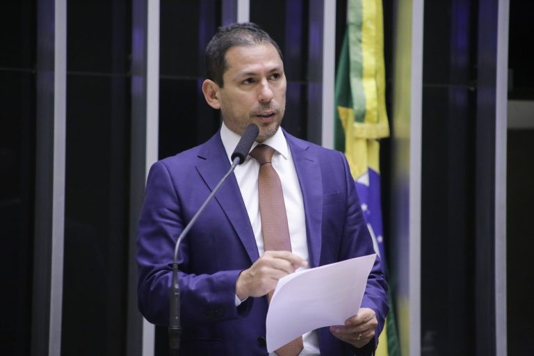 Votação de urgência do projeto sobre fake news é adiada para semana que vem; acompanhe