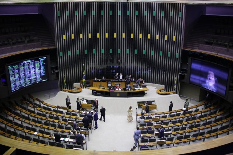 Deputados analisam proposta que reforça prerrogativas de advogados; acompanhe