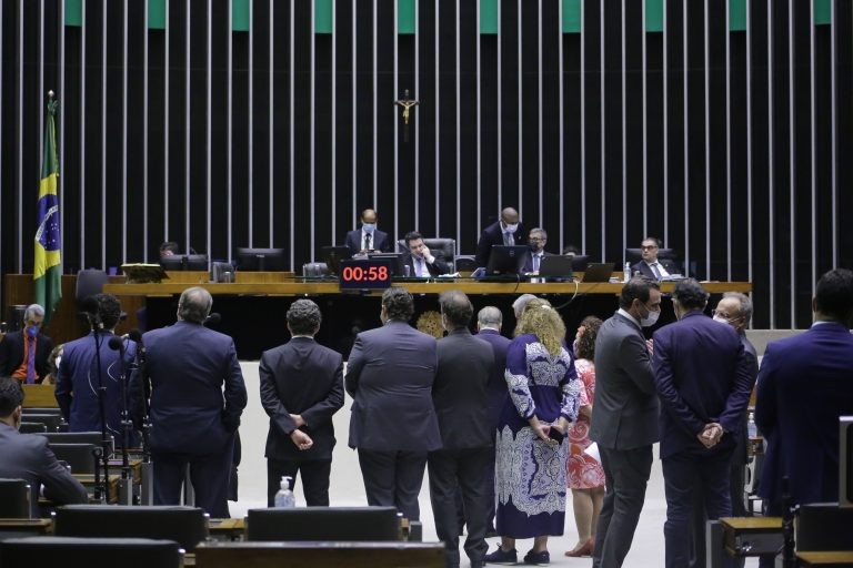 Retorno ao trabalho presencial de gestantes é alvo de obstrução em Plenário; acompanhe