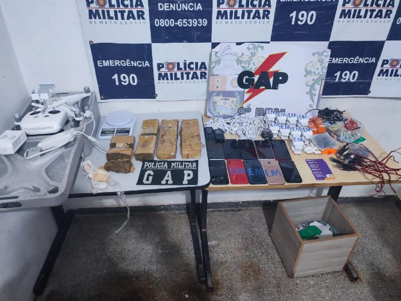PM prende suspeitos e impede lançamento de drogas e celulares em presídios