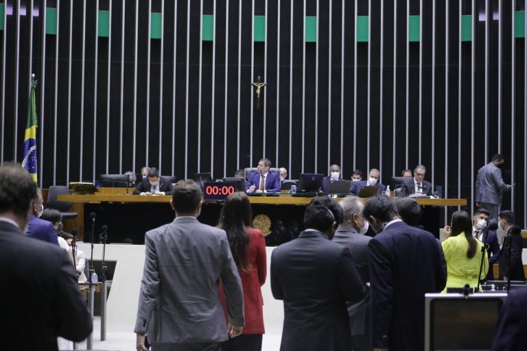 Plenário aprova atualização do Código Penal Militar; falta votar destaques