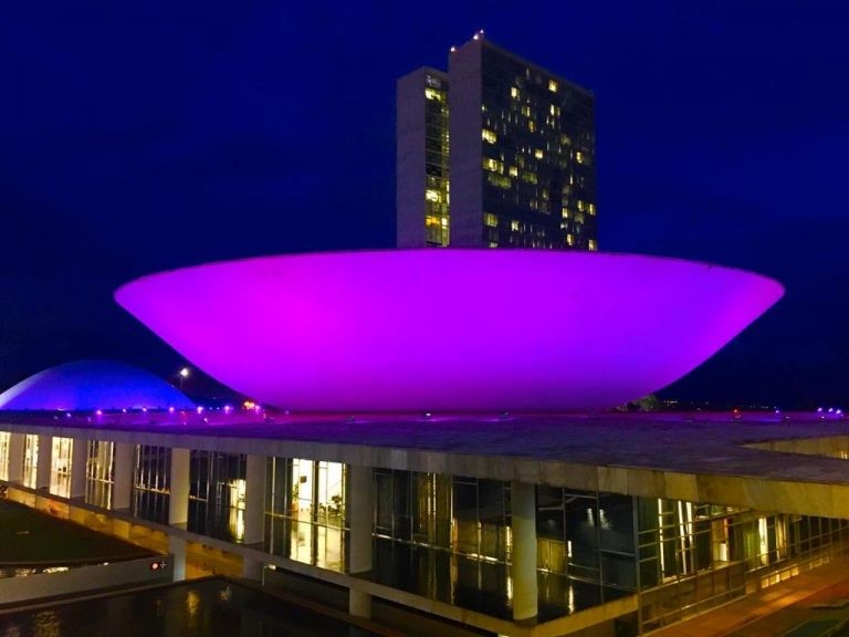 Congresso ganha iluminação especial pelo Dia Nacional da Criança Traqueostomizada