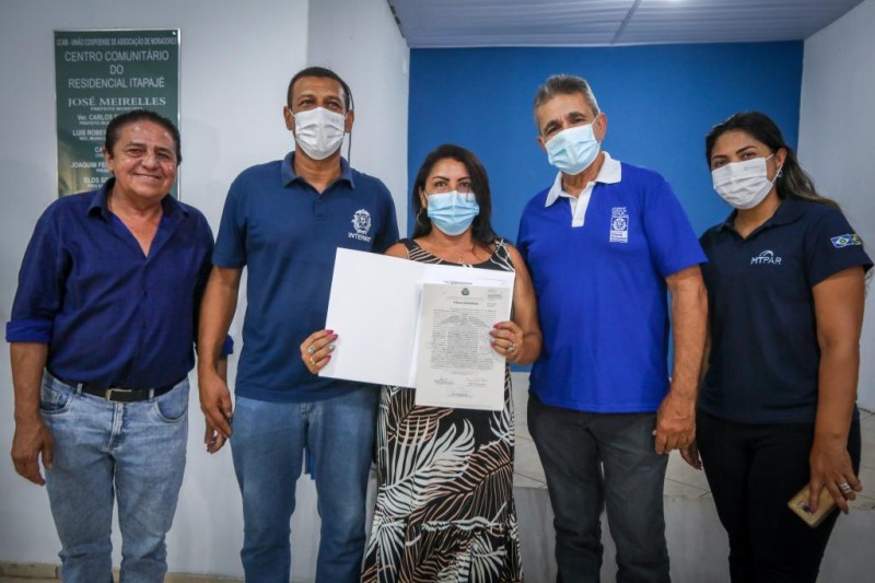 Governo de MT regulariza bairro Itapajé com entrega de 104 títulos definitivos aos moradores