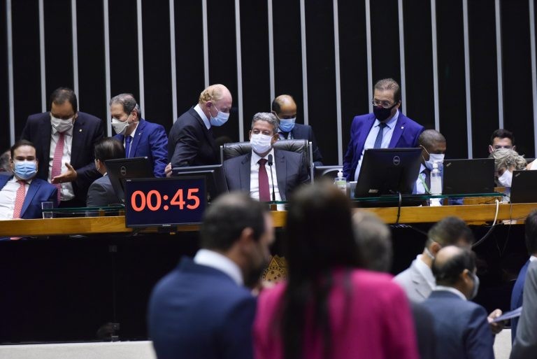 Lira diz que legalização de jogos é tema polêmico que o Plenário terá de enfrentar; acompanhe