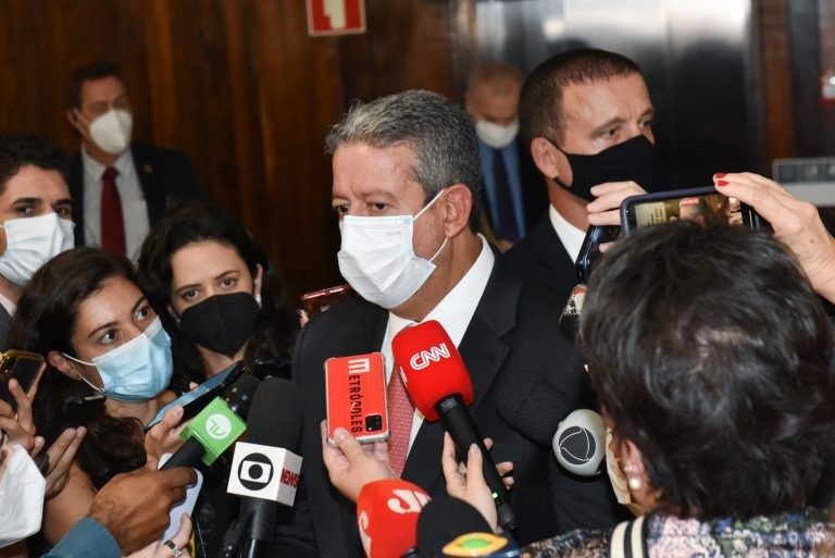 Lira lamenta guerra na Ucrânia e diz que o mundo precisa de paz e diplomacia