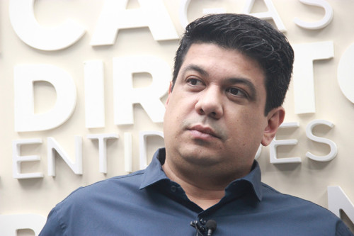 Prefeito Kalil desaparece do mapa após 