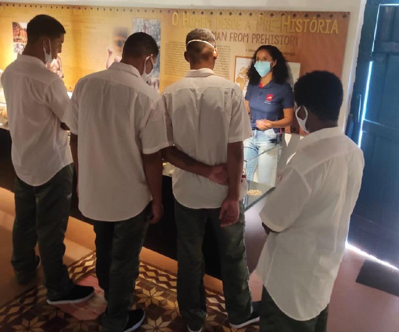 Adolescentes socioeducandos conhecem Museu de História Natural de Mato Grosso