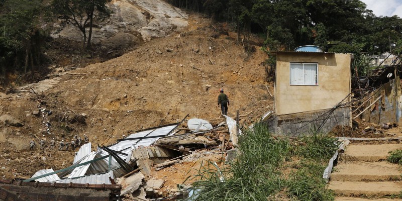 Petrópolis tem 876 abrigados em 13 pontos montados pela prefeitura