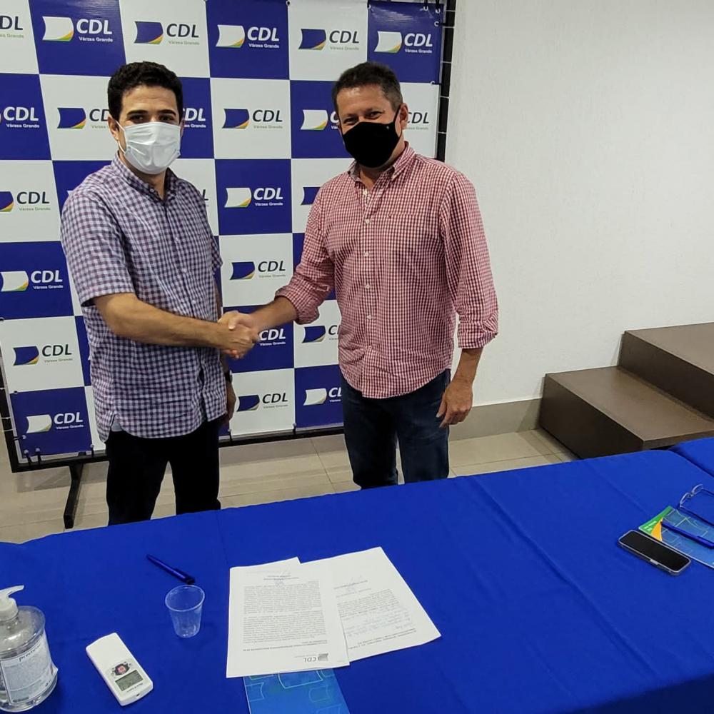 Adauto Tuim assume a presidência da CDL VG