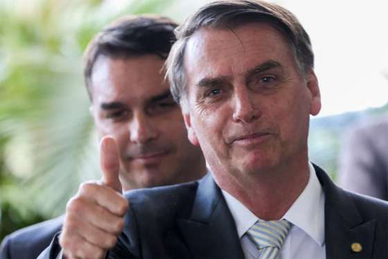 Jair Bolsonaro dispara e lidera sucessão presidencial com 47,7%; Lula é o segundo e alcança 22,5%, aponta pesquisa