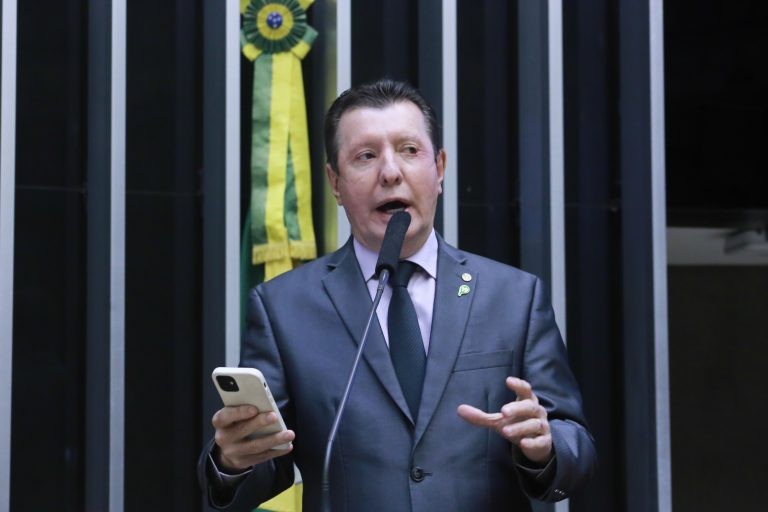 Proposta permite instalação e uso de faróis de milha em motocicletas