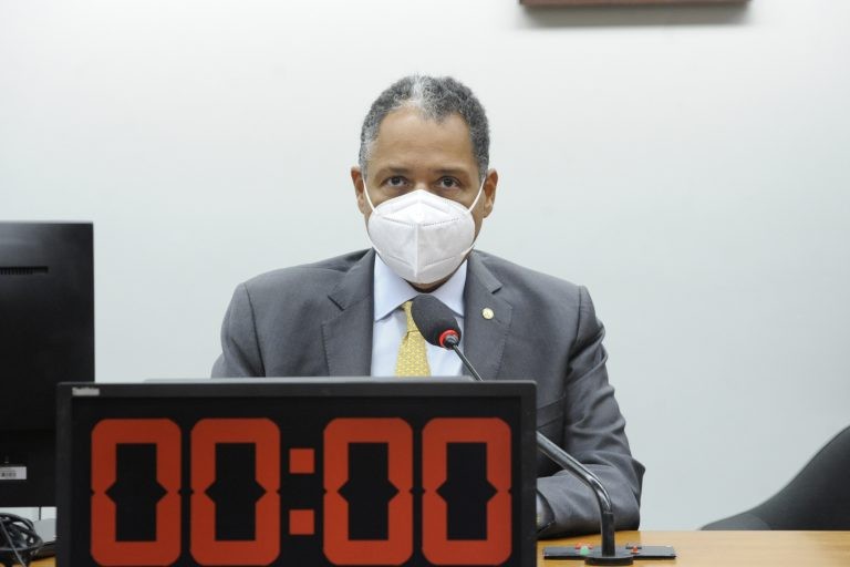 Debatedores pedem mais articulação entre SUS e assistência social para combater tuberculose