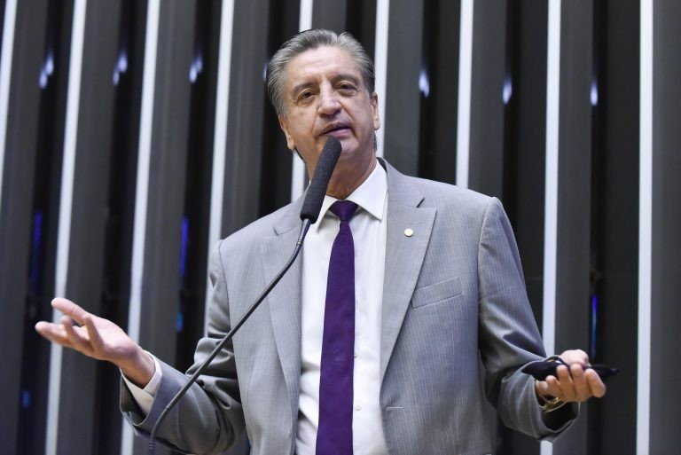 Projeto proíbe que notário seja titular de dois cartórios por mais de seis meses