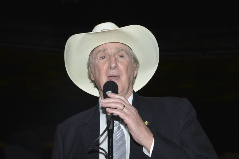 Sérgio Reis canta sucessos da música sertaneja na TV Brasil