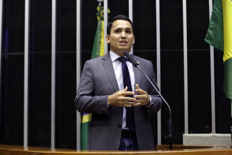 Projeto determina que placas de sinalização tragam informações em braile e libras