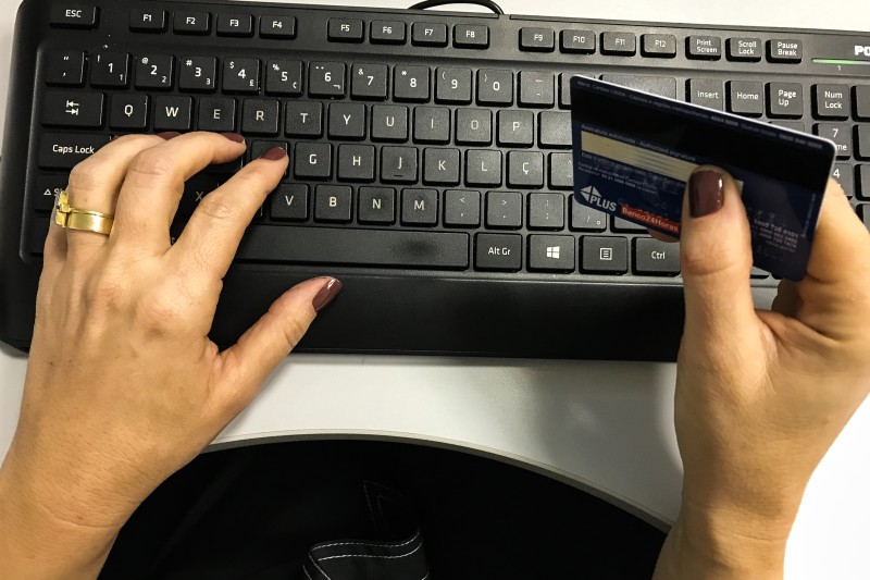 Pesquisa mostra aumento de compras online pelas mulheres na pandemia