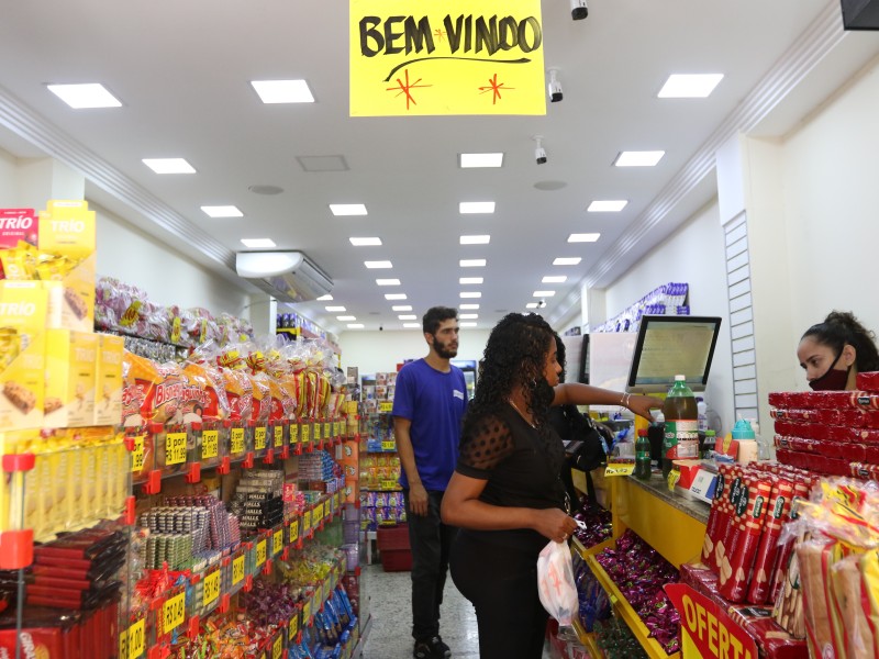 Rio investe em doses de reforço para acabar com passaporte vacinal