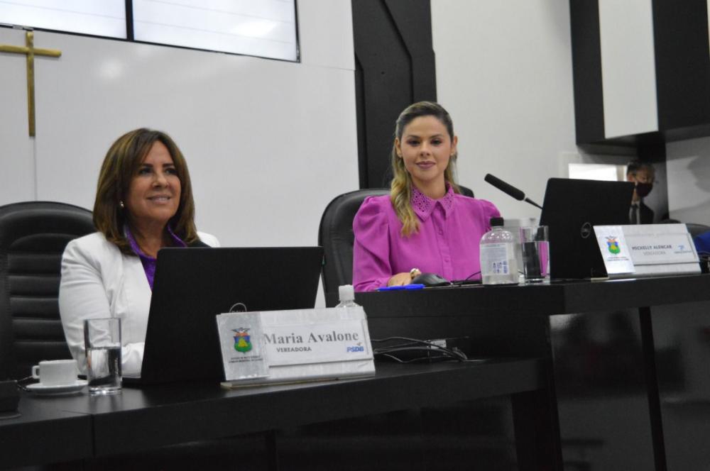 Em momento histórico, presidente da Câmara convida duas vereadoras para presidir sessão