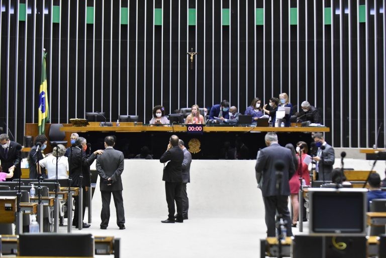 Câmara aprova projeto que condiciona repasse público a evento esportivo à igualdade de prêmio para homens e mulheres; acompanhe