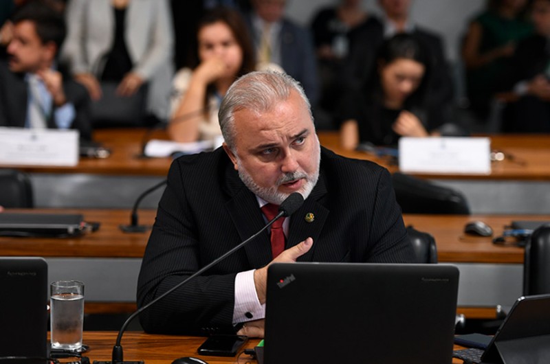 Combustíveis: projetos devem ser votados hoje, diz relator, após reunião com Guedes e Pacheco