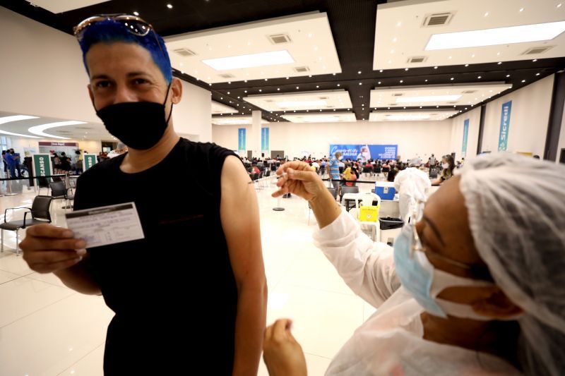 Público de 30 a 34 anos comemora a oportunidade de receber a primeira dose da vacina