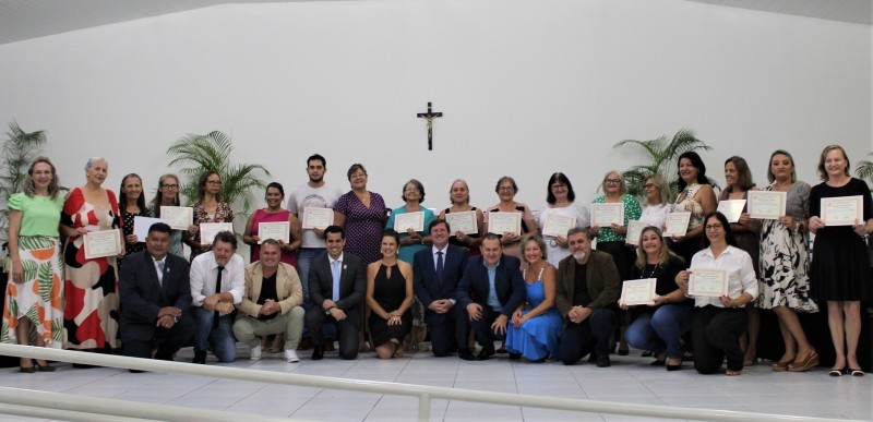Professores aposentados de Lucas do Rio Verde recebem homenagem