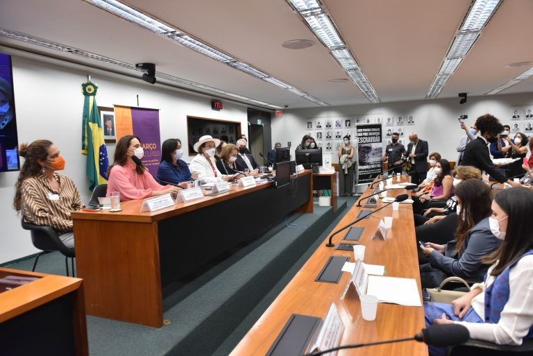 Deputadas querem assinatura de convenção de combate à violência no trabalho pelo governo