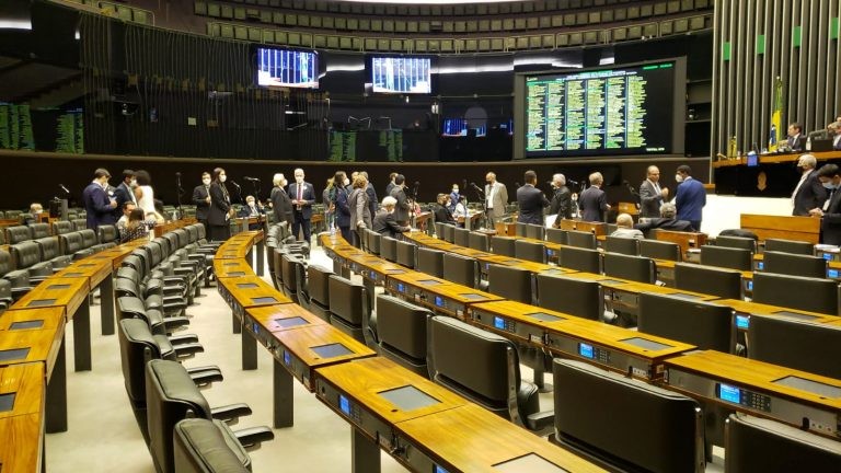 Câmara pode votar nesta quinta-feira projeto que torna fixo ICMS de combustíveis