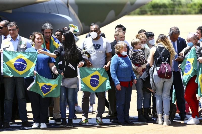 Brasileiro relata misto de alívio e preocupação ao chegar ao Brasil 