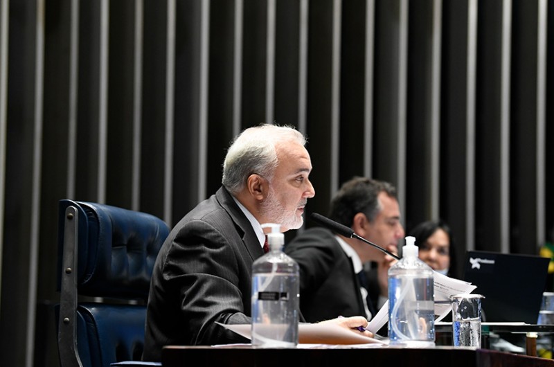 Para frear alta de combustíveis, Senado aprova mudança no ICMS