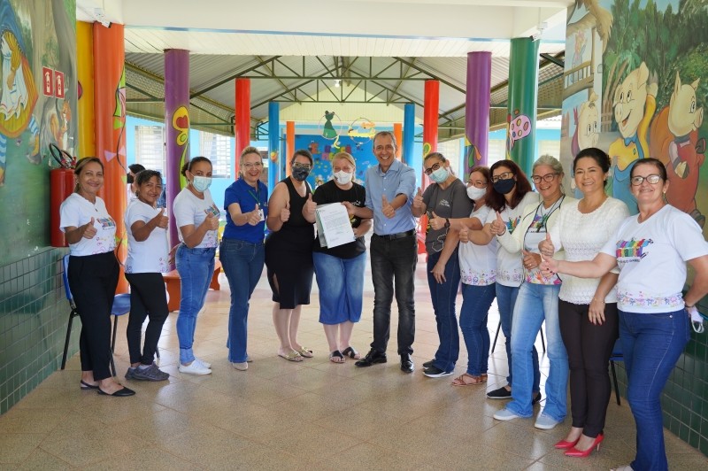 Prefeito Miguel Vaz assina ordem de serviço para construção de refeitório no CIEI Anjo Gabriel