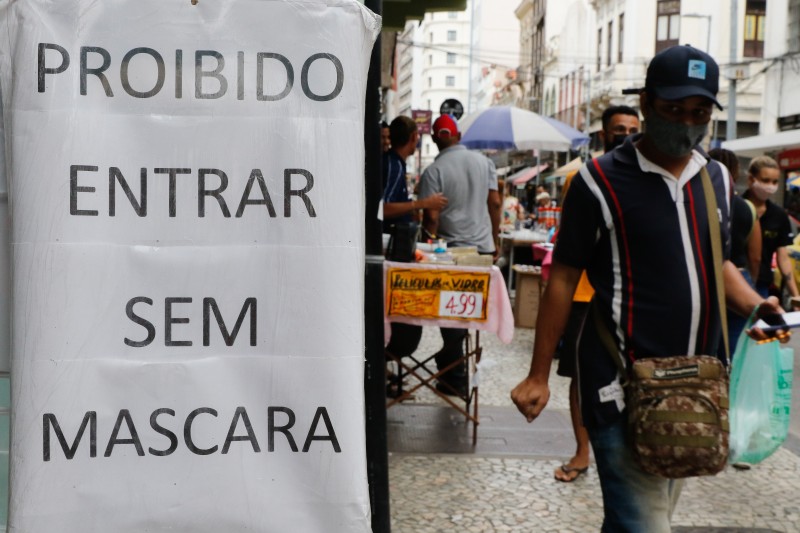 Covid-19: em dois anos, variantes e vacinas moldaram fases da pandemia