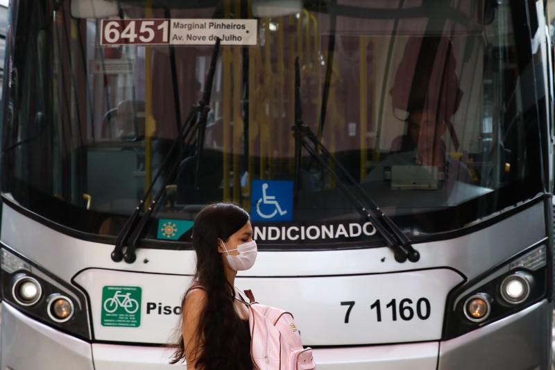 Fiocruz considera prematura retirada de máscaras e passaporte