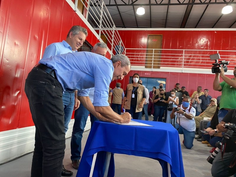 Prefeito Miguel Vaz assina convênio com Estado para pavimentação de agroestrada