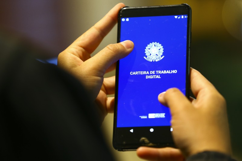 Afastamento do trabalho recua no final de 2021, diz Ipea