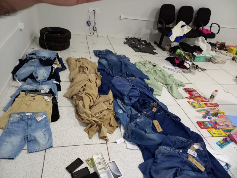 Casal e comparsas são presos em flagrante com centenas de produtos furtados de lojas