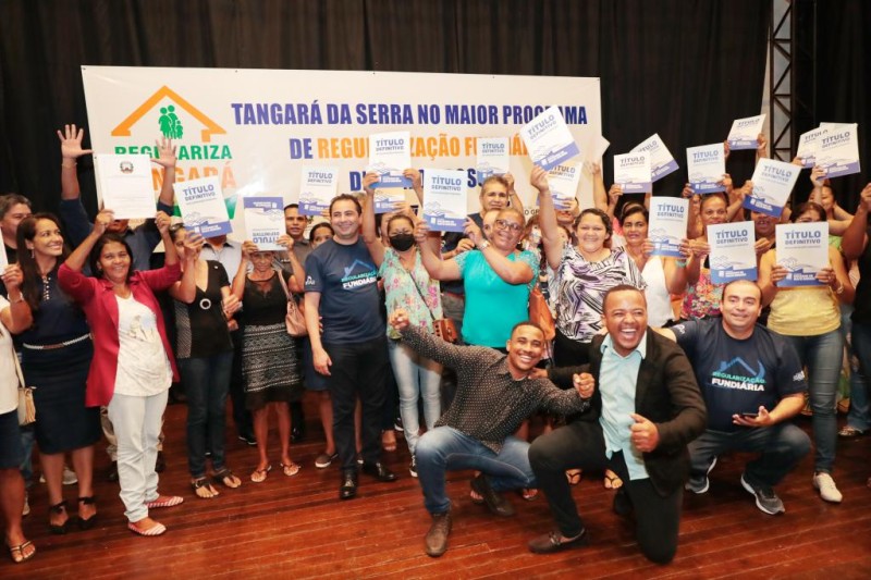 Governo de MT entrega títulos de regularização fundiária a mulheres de Tangará da Serra