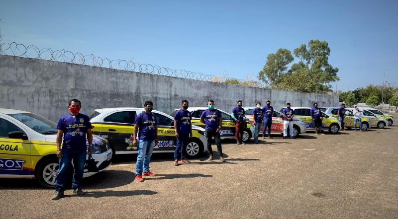 Treze índios xavantes realizam prova de carro para obter a primeira habilitação