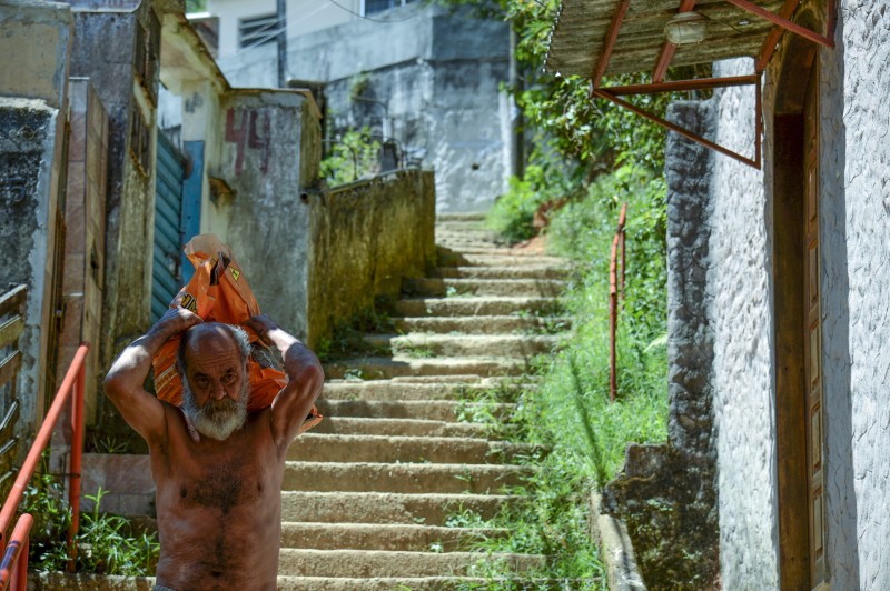 Petrópolis: moradores ainda buscam onde morar, um mês após tragédia