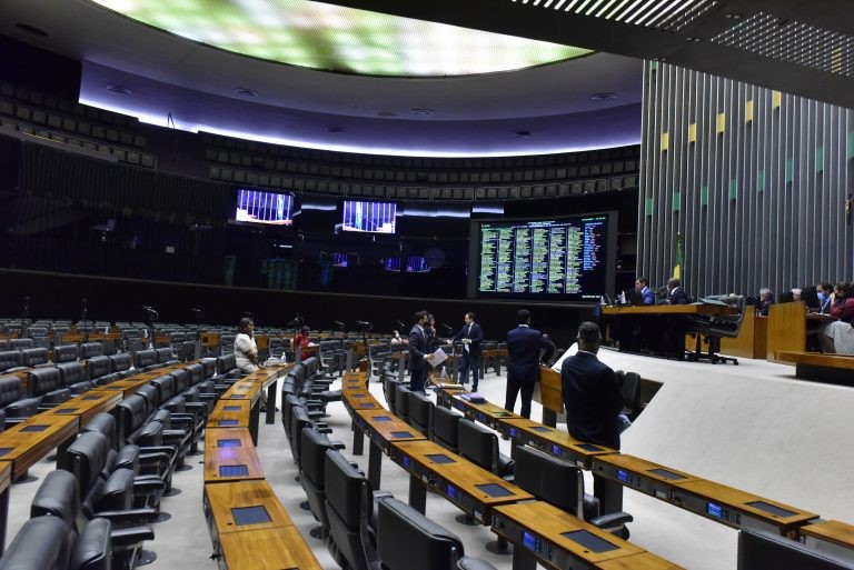 Plenário analisa projeto que prevê custeio de perícias do INSS pelo Poder Executivo até 2024; acompanhe