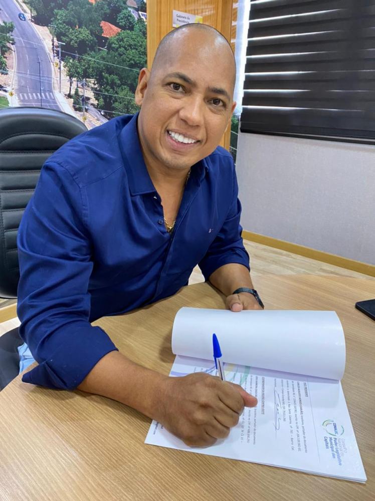 Vereador Juca do Guaraná Filho assina ata de posse do CONALEC
