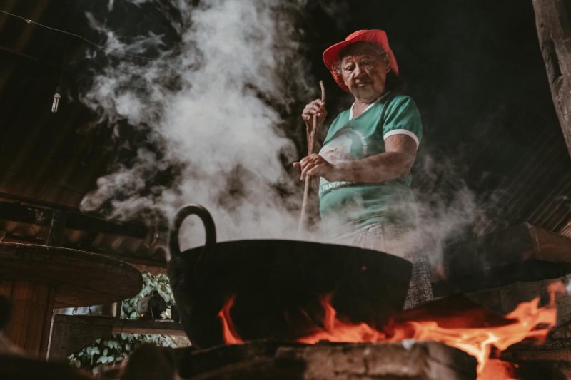 Pantaneira é homenageada em documentário sobre produção de farinha de mandioca