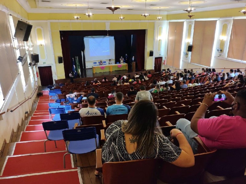 Coordenadores pedagógicos e diretores de escolas de tempo integral participam de encontro formativo