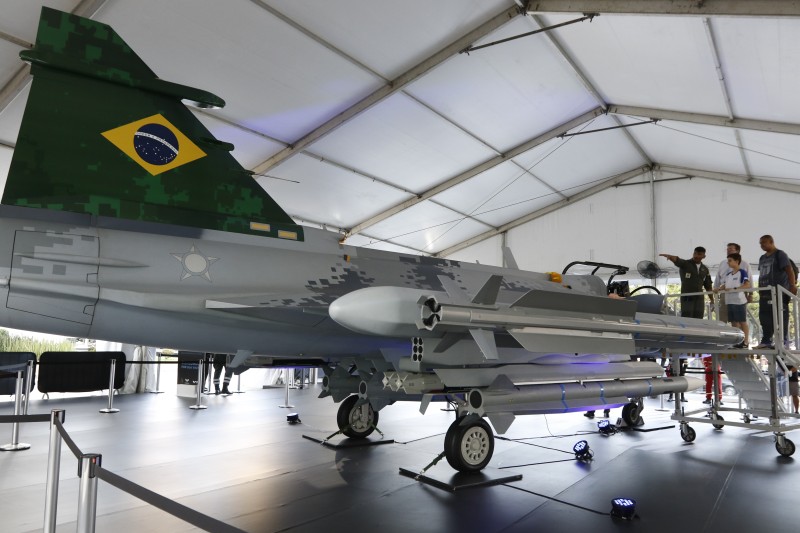 FGV expõe réplica do novo caça multimissão F-39 Gripen da FAB