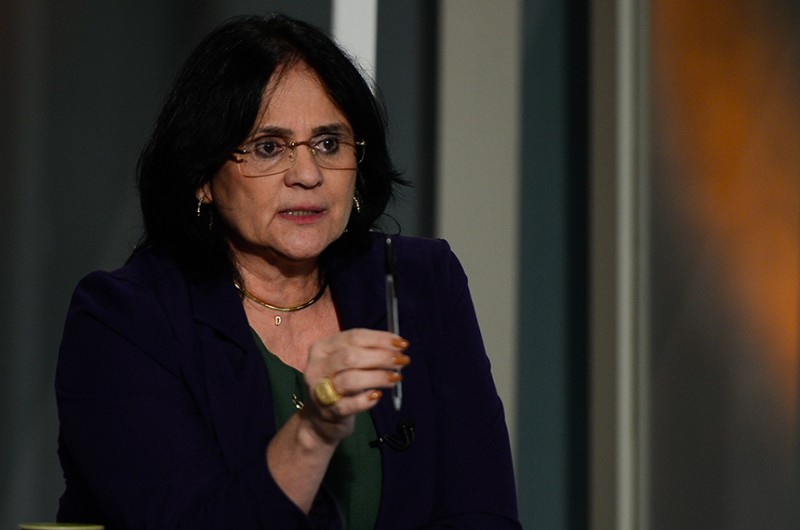 CDH ouvirá Damares sobre nota contra passaporte e vacinação infantil