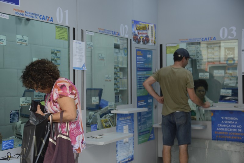 Trabalhadores poderão sacar até R$ 1 mil de contas do FGTS