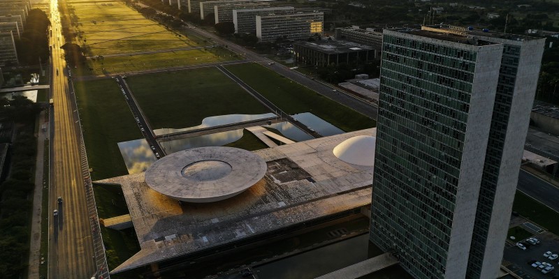 Relator lê parecer sobre reforma administrativa em comissão especial