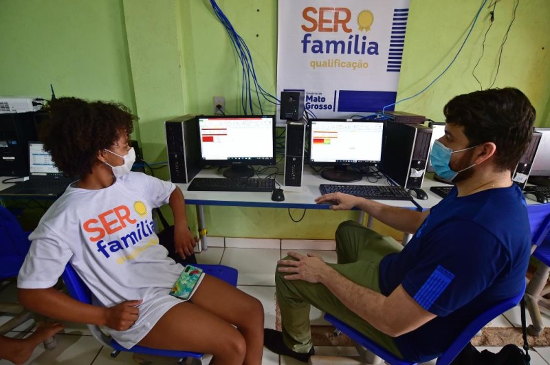 Governo realiza cursos profissionalizantes para jovens de baixa renda