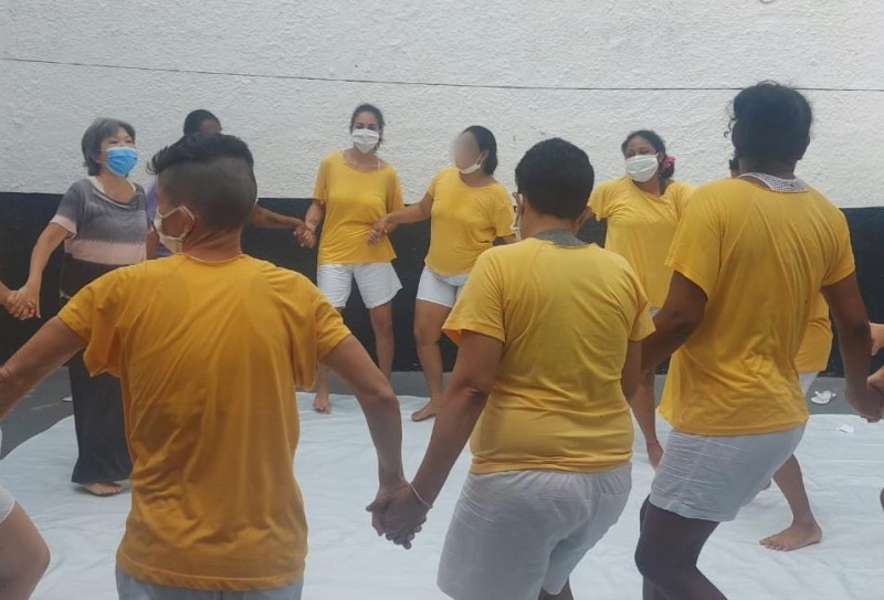 Reeducandas da Cadeia Feminina de Cáceres participam de projeto musical com doutoranda da PUC-SP