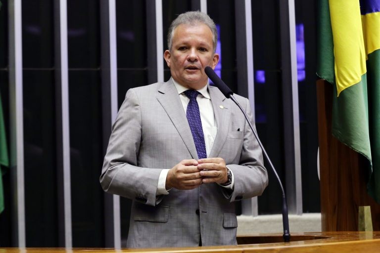 Comissão aprova selo para prestigiar empresa que incentiva funcionário a estudar